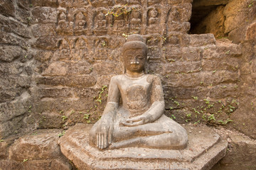 Fototapeta na wymiar Old buddha statue, Selective focus