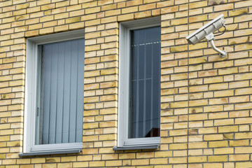 Fassade mit Fenstern und Sicherheitskamera