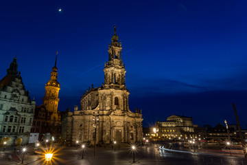 Fototapeta na wymiar katholische hofkirche dresden at night