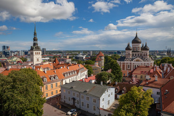 Obraz premium Tallinn view of old town castle with Orthodox Cathedral on Toompea hill