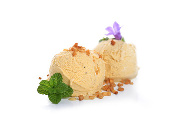 boule de glace à la vanille isolé sur fond blanc