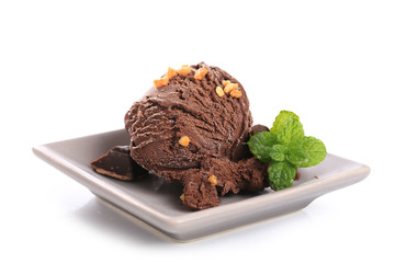 boule de glace au chocolat sur fond blanc