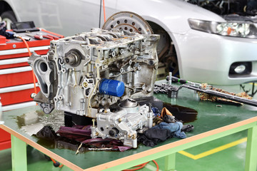 自動車エンジンの整備