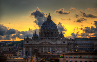 Fototapeta na wymiar Blick auf den Petersdom bei Sonnenuntergang.View of St. Peter's at sunset.