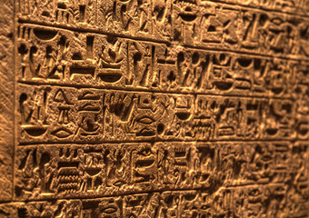 Ägyptische Hieroglyphen auf einer Steintafel.

Egyptian hieroglyphs on a stone plate.