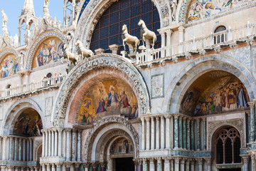 Fototapeta na wymiar decorated portal of St Mark's Basilica in Venice