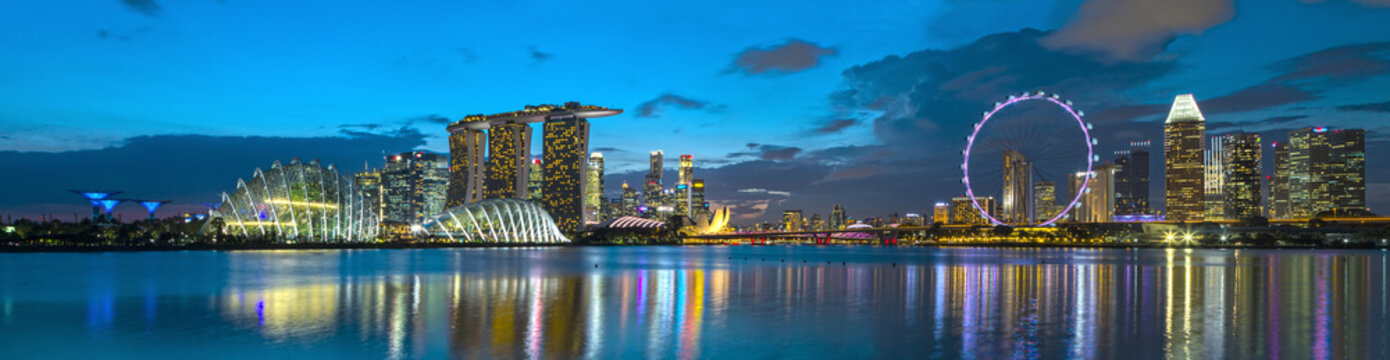 Singapur Skyline zur blauen Stunde