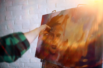 The artist paints a portrait of oil