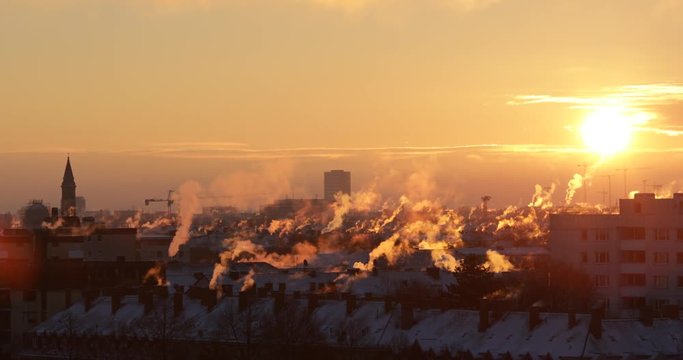 Sonnenaufgang &uuml;ber M&uuml;nchen mit Rauchenden Kamienen