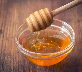 honey jar and honey dipper