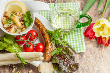 Wunderschön dekoriertes außergewöhnliches Gericht mit Spargel und Bratwurst, Arrangement von oben
