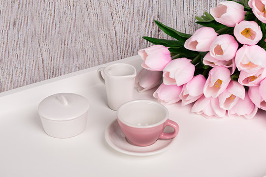 Taza de café rosa y tulipanes rosas 1.