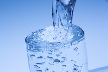 Wasser in ein Glas gießen