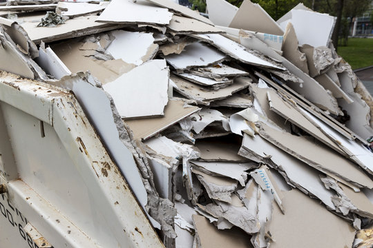 Bauschutt. Gipskartonplatten im Container