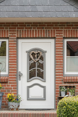 Fototapeta na wymiar Weiß graue Haustür mit Scheiben
