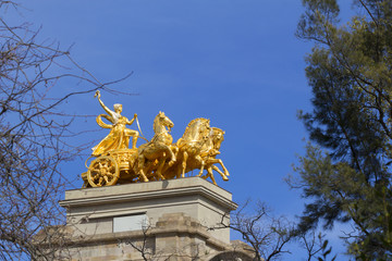 Obraz premium Golden statue of a chariot