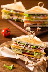 Selbstklebende Fototapeten Delicious toast sandwich with ham, cheese, egg and vegetables. © gkrphoto