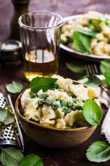 Pasta galletti with peas