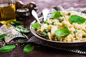 Pasta galletti with peas