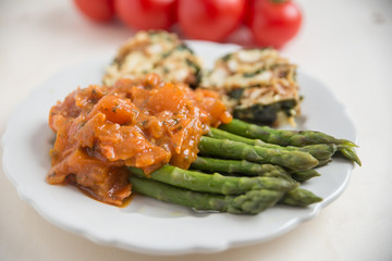 Semmelknödel mit Tomatensauce und grünem Spargel 
