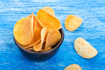 potato chips in a clay plate
