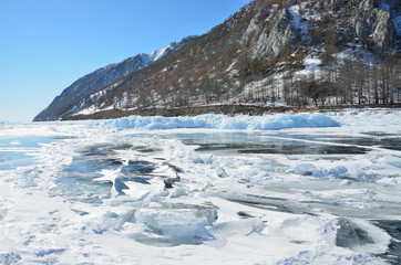 Байкальский лед с торосами в марте рядом с поселком Узуры на острове Ольхон