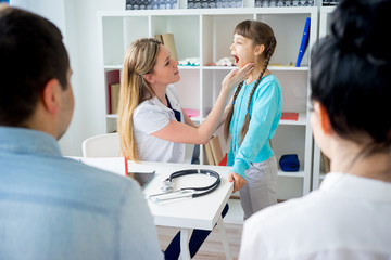 Obraz premium Doctor examining a kid