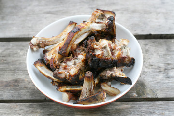 Es hat geschmeckt! Biomüll, Abfall, ein Teller mit Knochen, Rippchen, Schweinefleisch