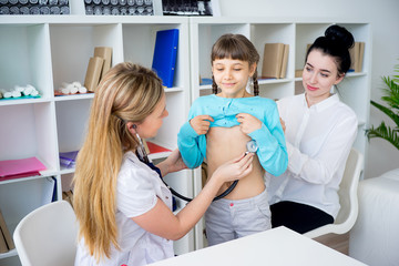 Fototapeta premium Doctor examining a kid
