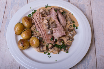 frisch geschmorte Putenkeule mit Pilzsauce und gerösteten Kartoffeln