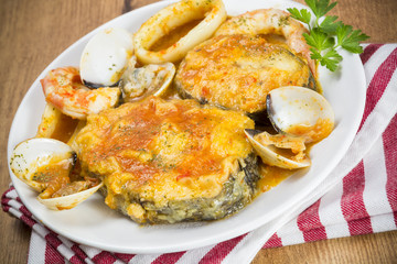 Merluza con mariscos