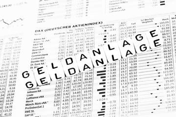 Obraz premium Inwestycja symbol listu w gazecie giełdowej