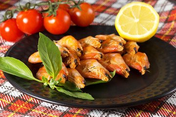 King prawns with lemon and cherry tomatoes