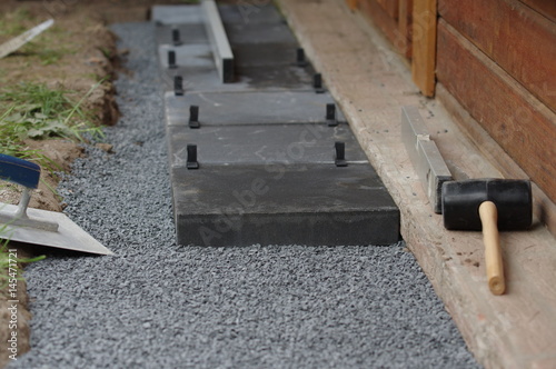 Gehwegplatten verlegen im Garten\ Gehwegplatten verlegen im Garten\