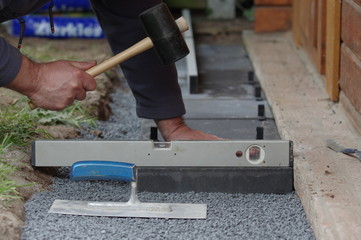 Gehwegplatten verlegen im Garten