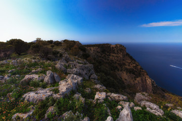 Fototapeta premium Hiking in the lovely green spring hills if Sicily in April