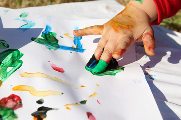 mano de niño pintando con los dedos - 145472313