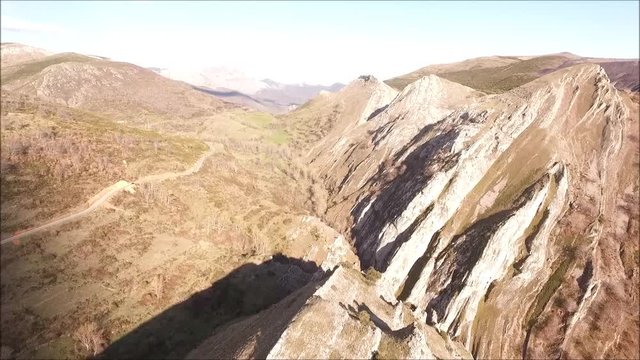 Vuelo de dron sobre creston calizo en la monta&ntilde;a central leonesa, cordillera cantabrica