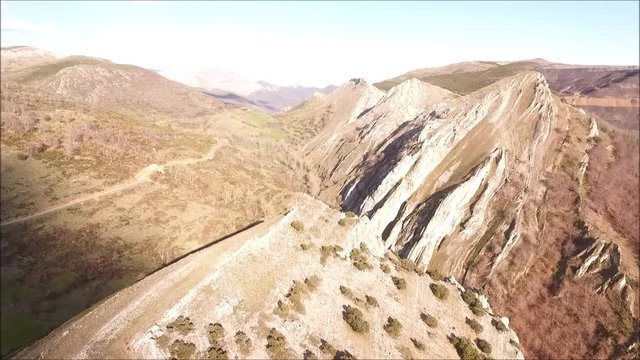 Vuelo de dron sobre creston calizo en la monta&ntilde;a central leonesa