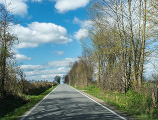 auf einer landstrasse alleine unterwegs bei sch&ouml;nem wetter