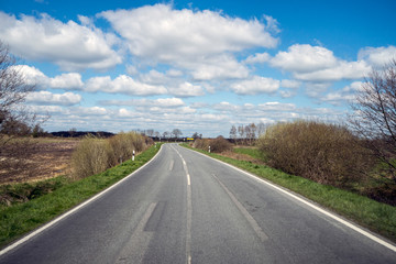 alleine auf einer sch&ouml;nen strasse im fr&uuml;hling unterwegs