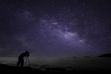 Papier Peint photo Lavable Nuit Photographe faisant de la photographie de nuit avec une galaxie de la voie lactée.
