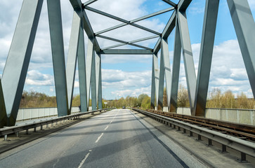 Auf der Strasse auf einer alten Br&uuml;cke, alleine unterwegs