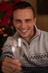 Obraz premium Happy young man with a glass of champagne