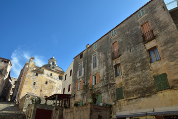 Fototapeta na wymiar Eglise et maisons de la citadelle de Calvi en Corse