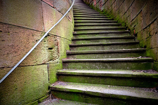 alte verwitterte Steintreppe Stufen