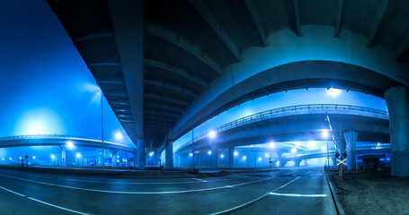 Obraz premium Skrzyżowania drogowe. Panorama szybkiej drogi ze skrzyżowaniami.