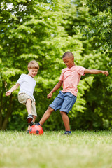 Fototapeta premium Jungen beim Zweikampf im Fußball