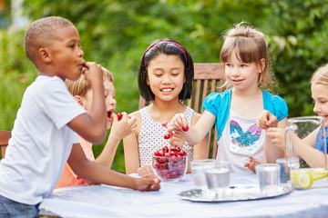 Kinder essen zusammen Kirschen