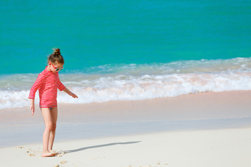 Fototapeta na wymiar Adorable little girl at beach